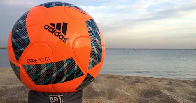 Il nuovo pallone ufficiale Adidas per il beach Soccer 2016.