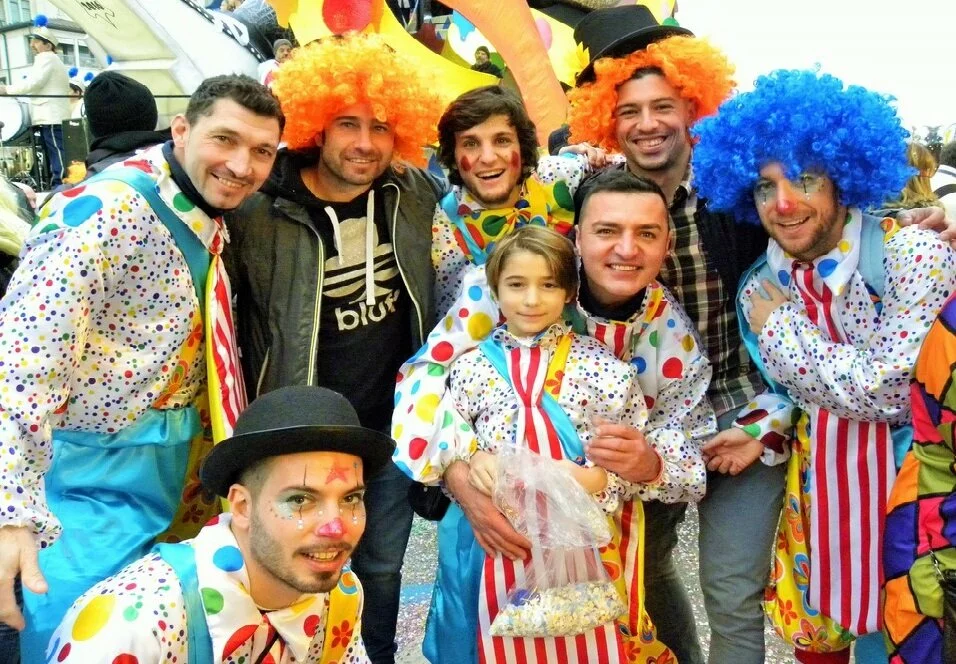 Giocatori, dirigenti e fans al Carnevale di Viareggio